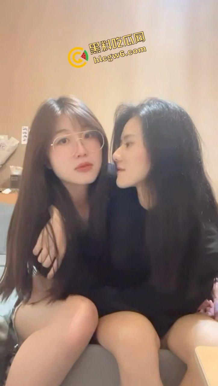 四川成都反差骚鸡女同le『胡胡晓晓』饥渴间互相舔逼激情！欠操模样超淫荡！原创独家流出！