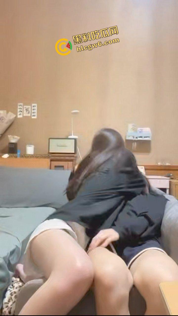 四川成都反差骚鸡女同le『胡胡晓晓』饥渴间互相舔逼激情!欠操模样超淫荡!原创独家流出!-3