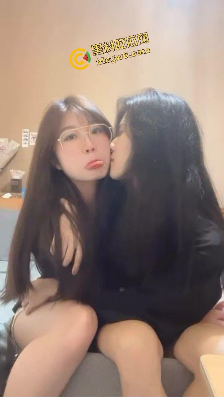 四川成都反差骚鸡女同le『胡胡晓晓』饥渴间互相舔逼激情!欠操模样超淫荡!原创独家流出!-4