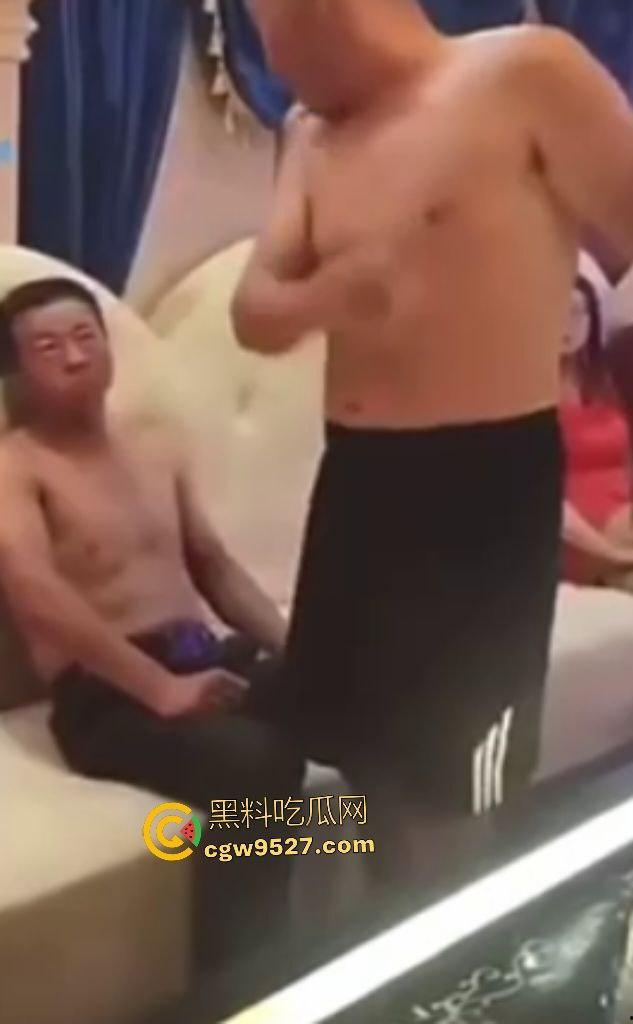 KTV玩游戏真打巴掌?光头大哥装黑社会真打狂送250元,这要是真进看守所黑社会都没用!-2