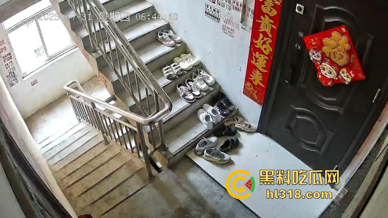 河南信阳人才聚集地吗？精神小伙居在别人家门前撸了一发 ？期间还尝了两口，还自产自销是吧！