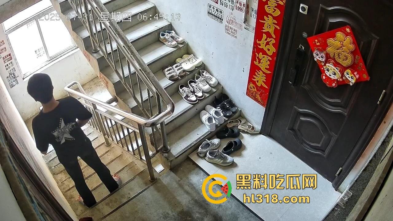 河南信阳人才聚集地吗?精神小伙居在别人家门前撸了一发 ?期间还尝了两口,还自产自销是吧!-5