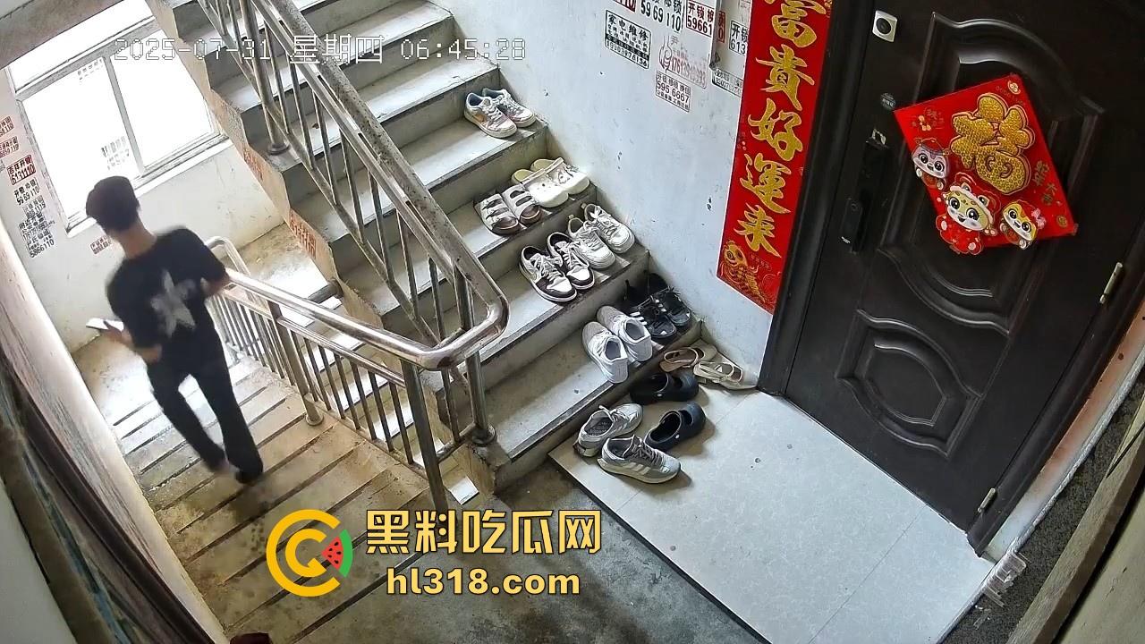 河南信阳人才聚集地吗?精神小伙居在别人家门前撸了一发 ?期间还尝了两口,还自产自销是吧!-7