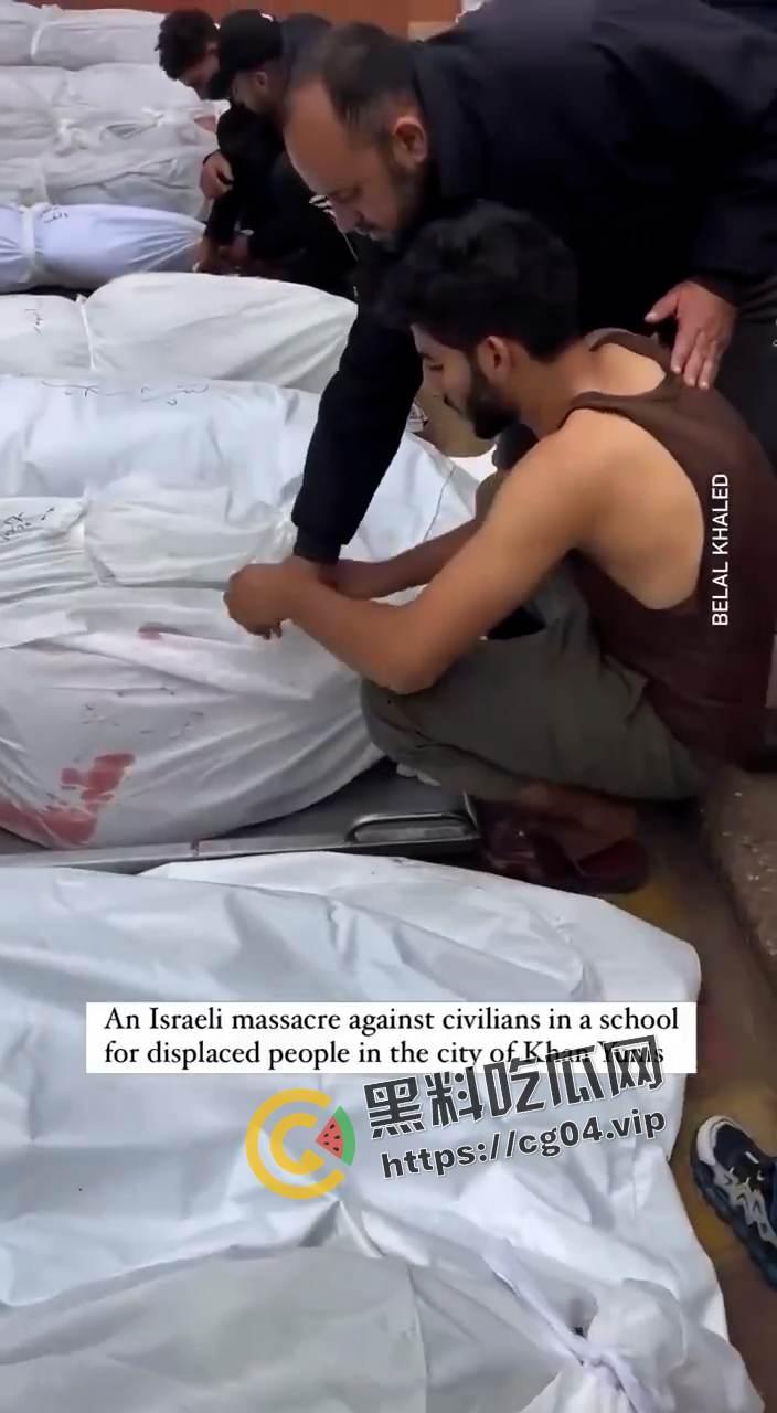 现场画面!血流成河 以色列轰炸加沙南部驻留有大量难民的学校 造成大量伤亡 尸体堆积如山 遍地鲜血-5