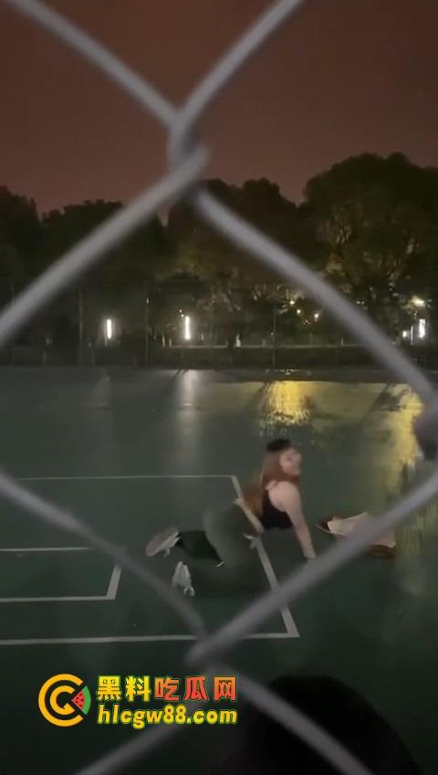 广州暨南大学篮球场场惊现大奶学妹热舞,吊带扛不住巨乳狂甩,一甩一甩直接当场甩出来!-10