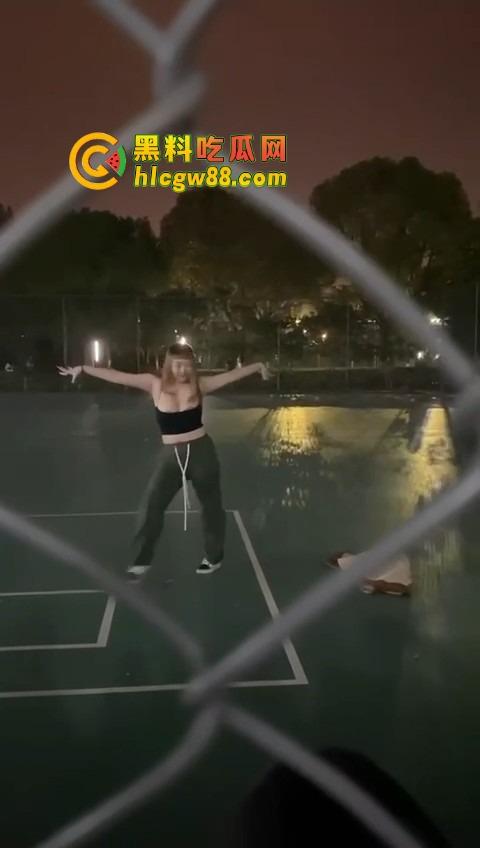 广州暨南大学篮球场场惊现大奶学妹热舞,吊带扛不住巨乳狂甩,一甩一甩直接当场甩出来!-11