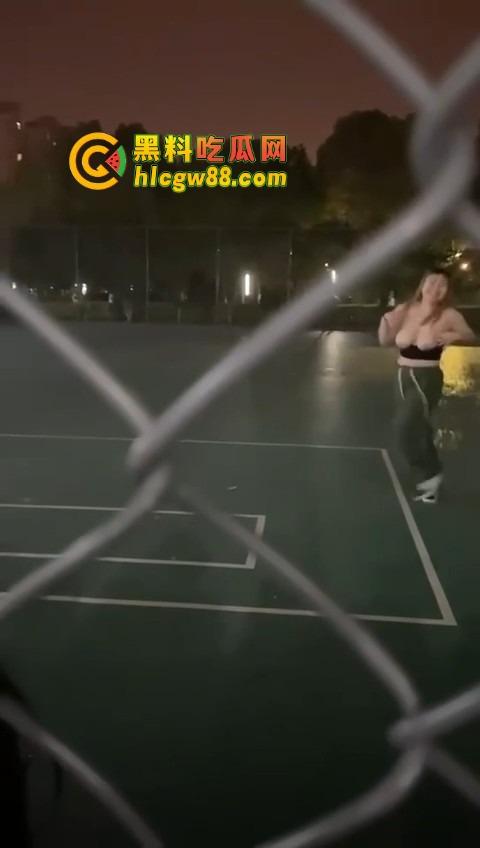 广州暨南大学篮球场场惊现大奶学妹热舞,吊带扛不住巨乳狂甩,一甩一甩直接当场甩出来!-13