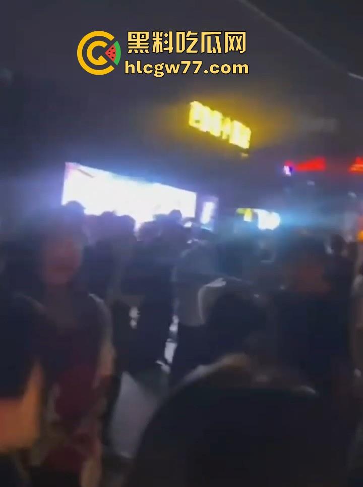 日照安泰国际广场大瓜!情侣做爱不拉窗帘被上千人围观 事后有吃瓜群众直接敲门提醒 现场视频火爆抖音!-5