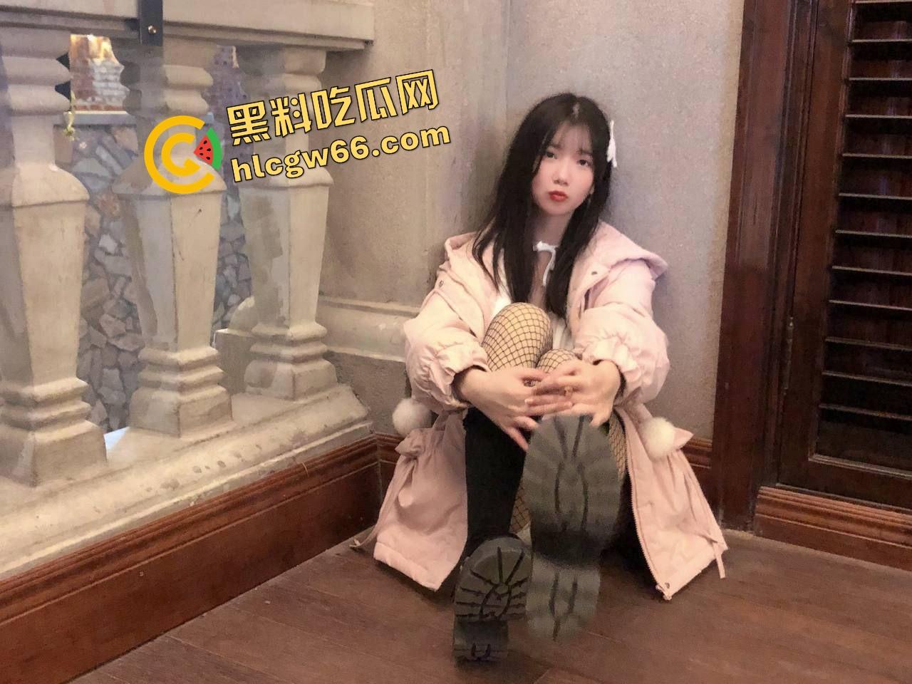 粉丝约炮分享心得，西安骚货『袁珊』调教大三妹到主动跪舔的母狗，口交插穴全程求粗暴干！-4