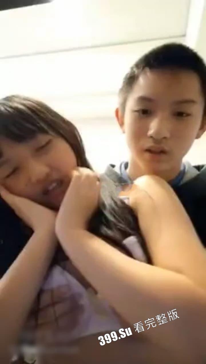 有点过于真实!性瘾发作的妹妹 缠着亲哥发骚 哥哥疯狂上下其手挑逗萝莉妹妹 这么可爱的妹妹谁不爱?-2