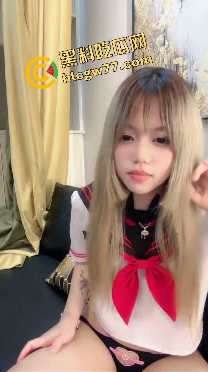 精神小妹直播翻车！清纯萝莉大奶变反差婊，自慰口交被学长后入！