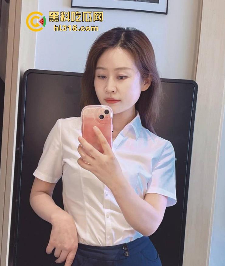 珍爱生命远离女司机！这是多倒霉呀，骑个电动车在路边停车场摔倒，被女司机碾压过去，这都看不到吗？