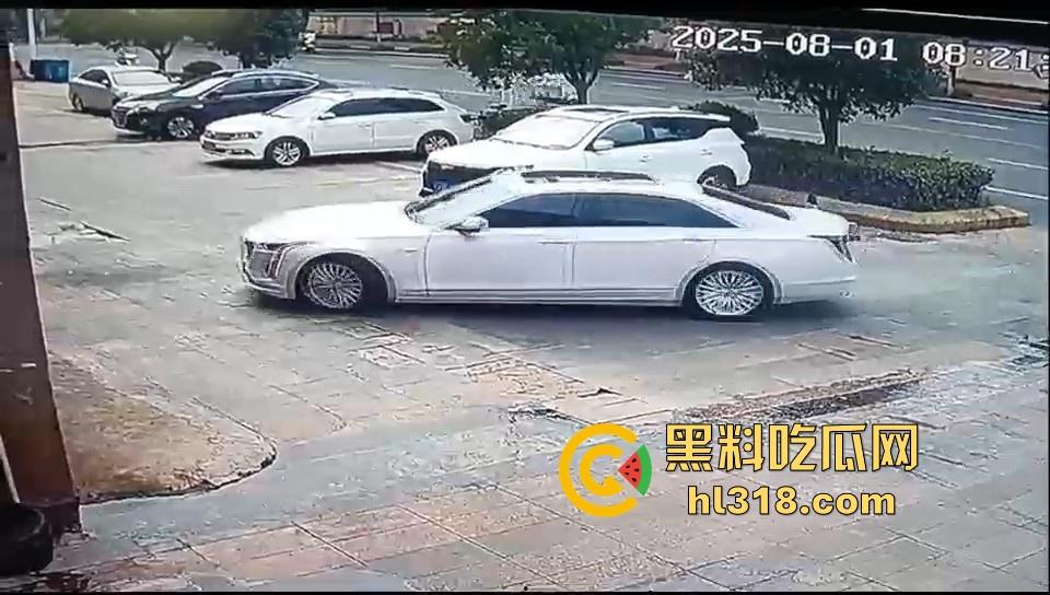 珍爱生命远离女司机!这是多倒霉呀,骑个电动车在路边停车场摔倒,被女司机碾压过去,这都看不到吗?-6