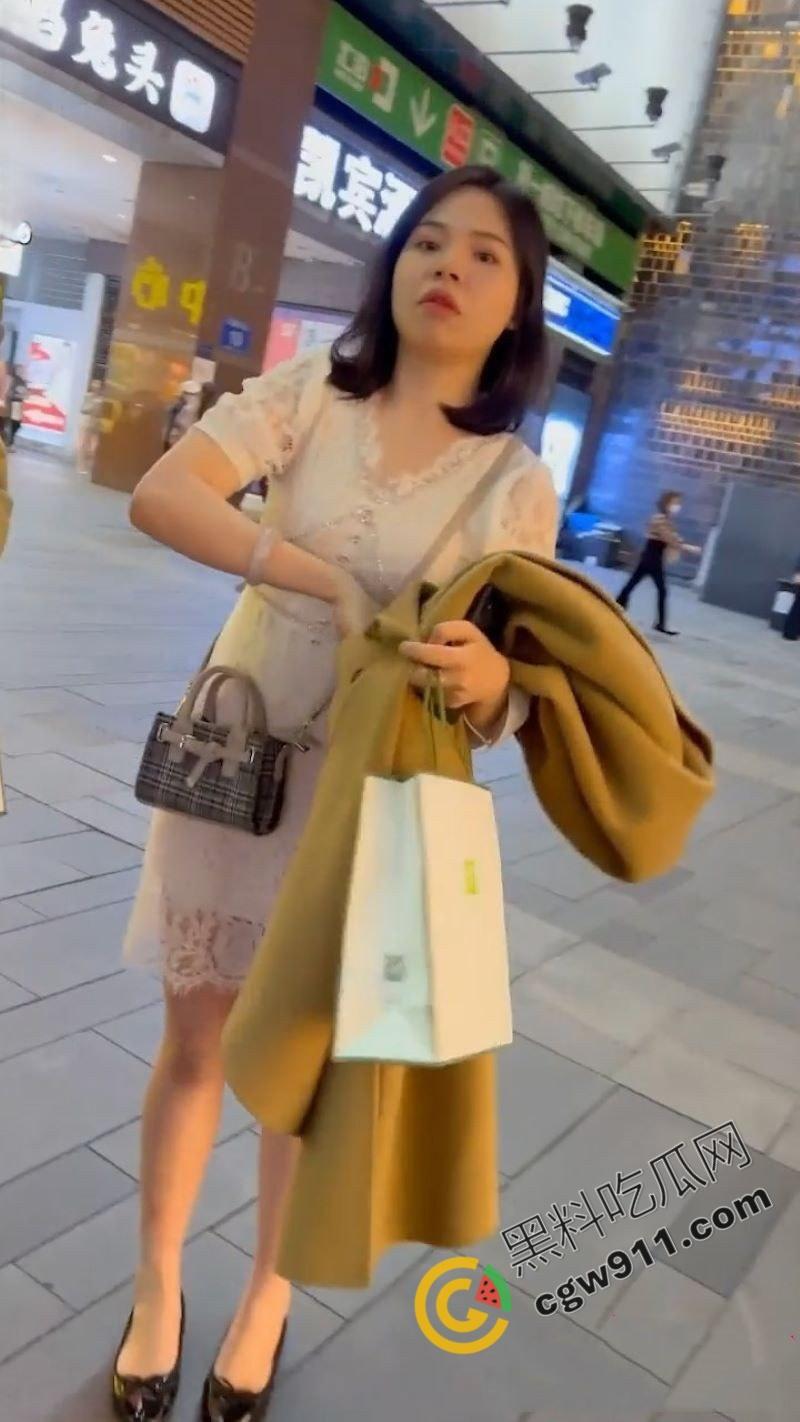 清纯少妇真空逛街，裙下春光乍现，丰满胸器若隐若现，湿润美穴引人遐想，性感曲线魅惑无限