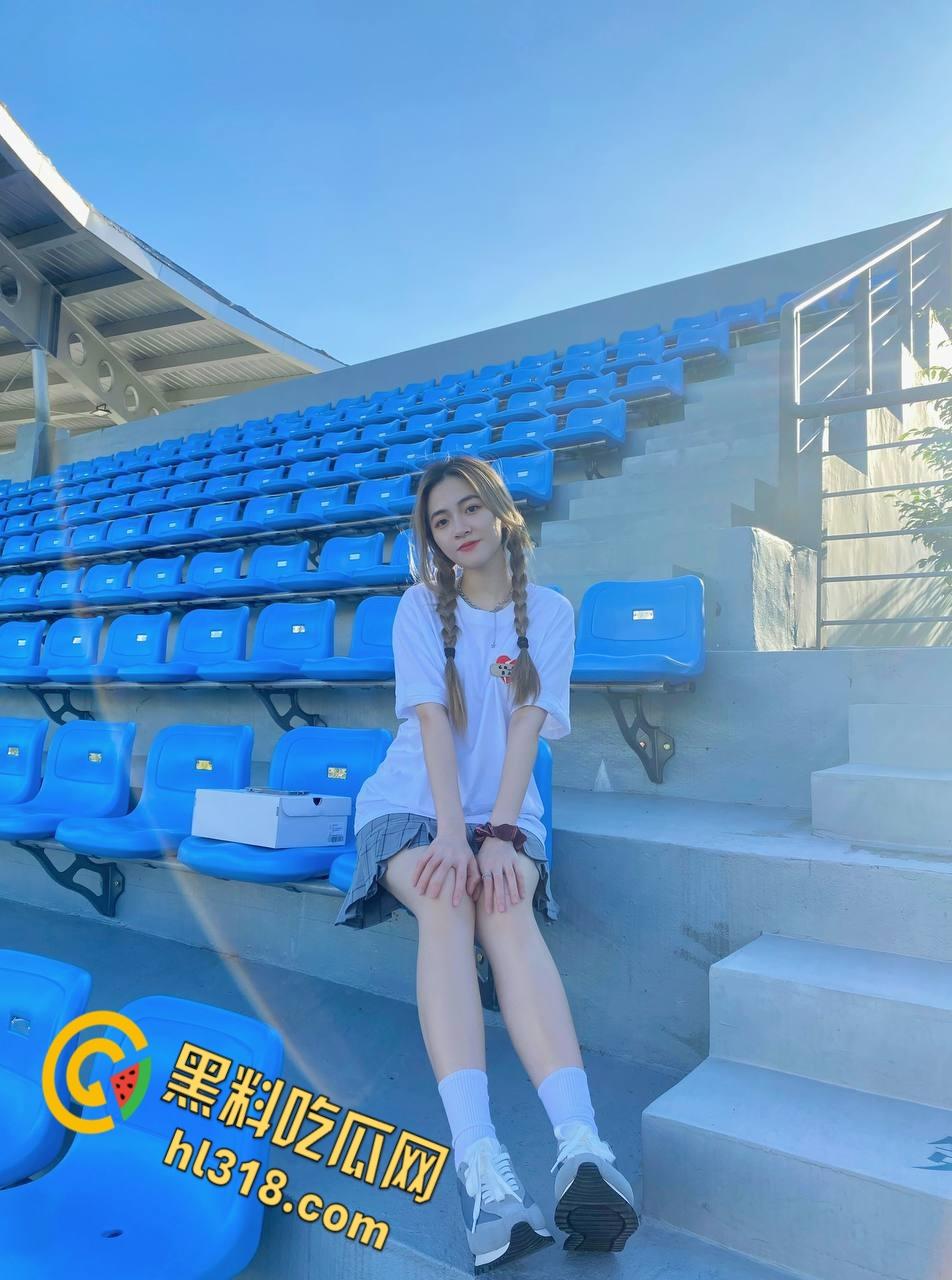 青岛清纯护士【何小笙】,对镜后入疯狂打桩,黑丝眼镜母狗床上淫水横流,自拍被操表情真淫荡 !-1