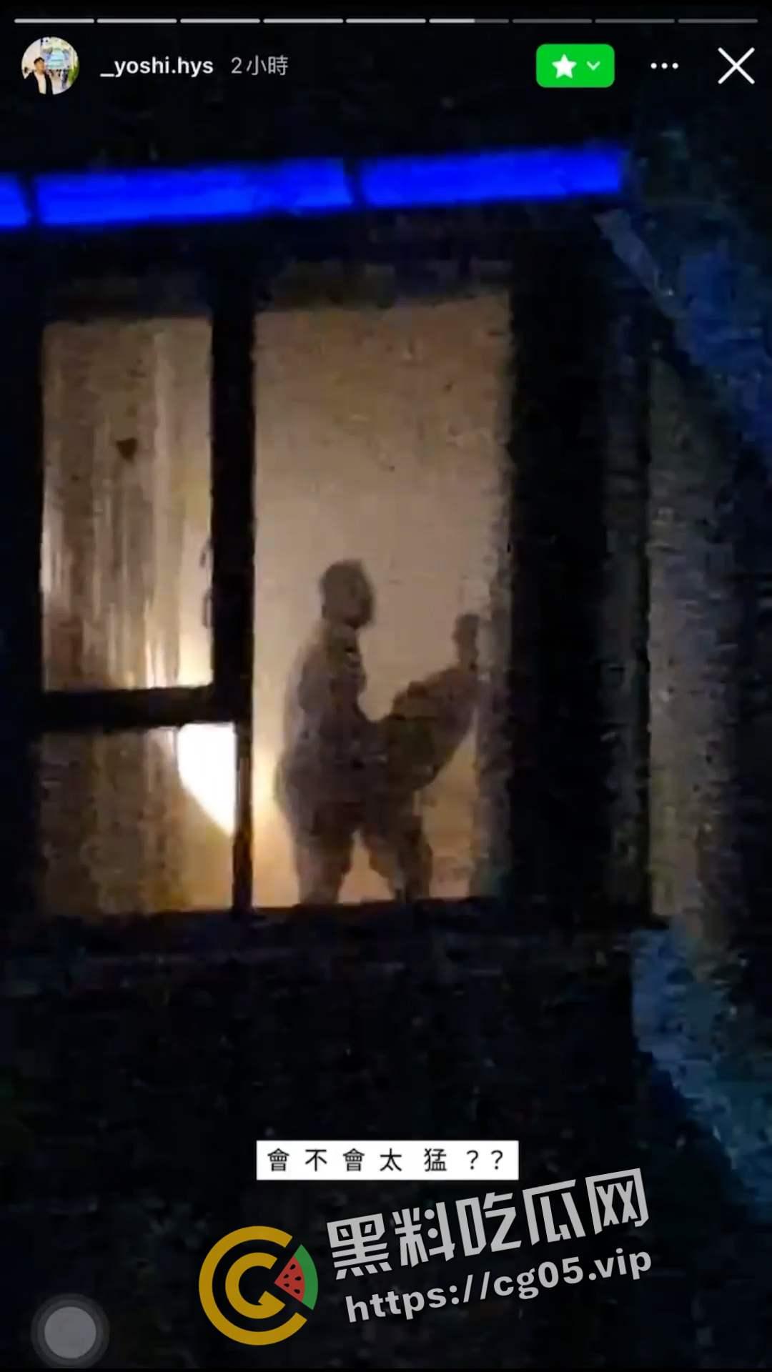 台湾高雄中央公园圣诞生活节 大批民众挤在人行道看酒店活春宫 落地窗前男女多次变换体位 群众高呼加油-3