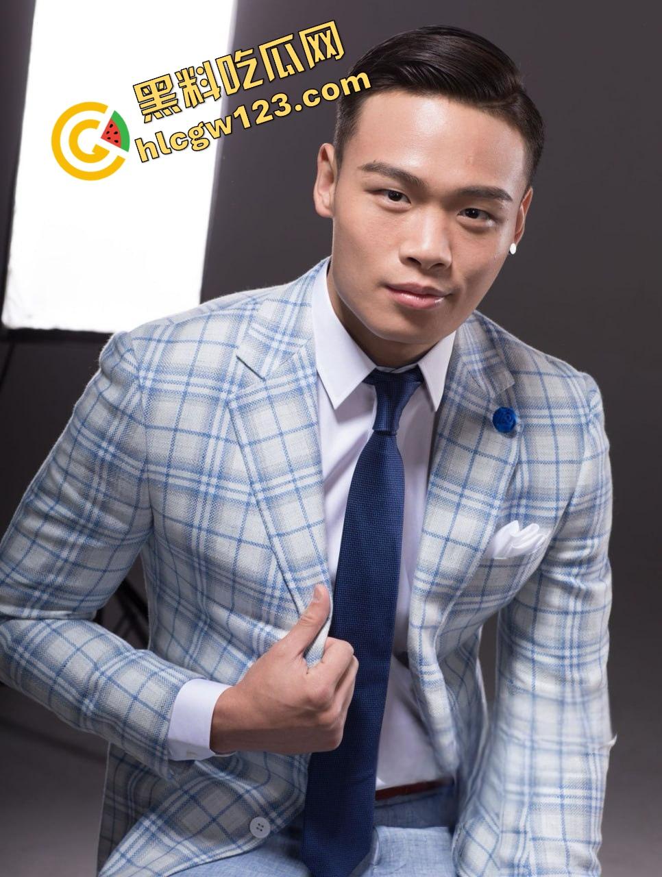 拳王变拳交王?香港猛男【罗祖胜】被爆3P操骚模,奶子像蜜桃,双飞玩疯了奶被打得啪啪响!-4