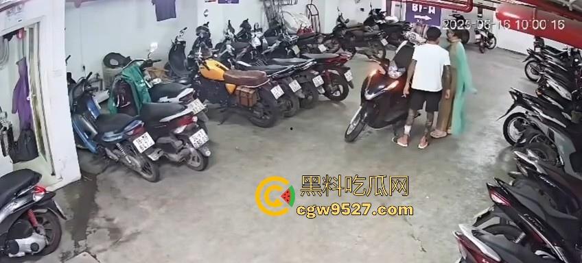 越南停车场一纹身男挑衅一女生，没想到的是女生是练MMA，纹身男被暴揍倒地不起，这哥们可真是踢到钢板了！
