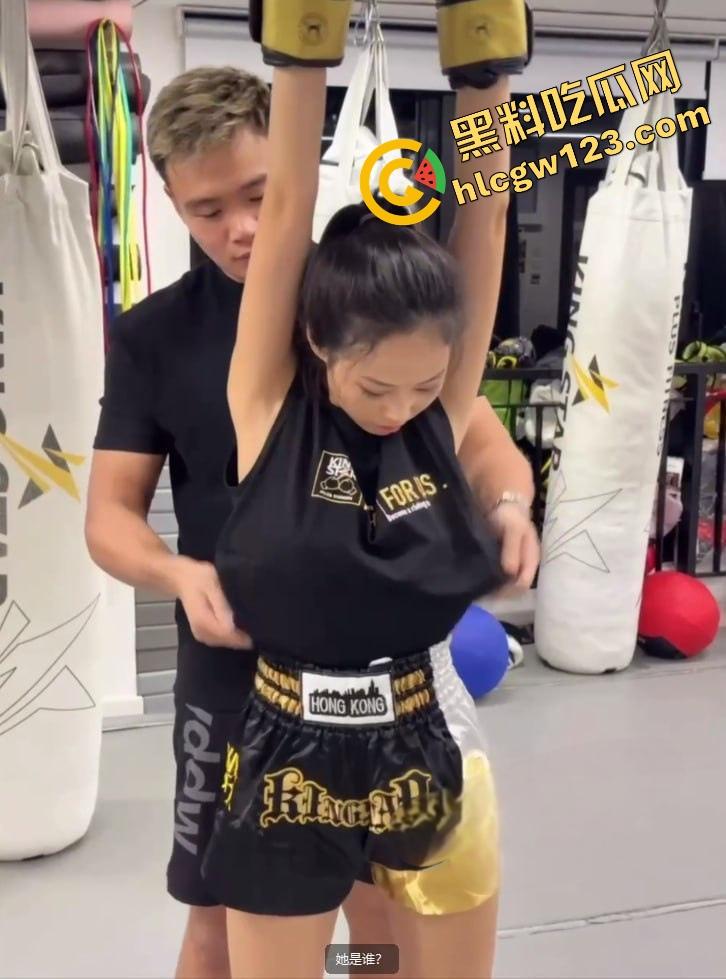 拳王变拳交王?香港猛男【罗祖胜】被爆3P操骚模,奶子像蜜桃,双飞玩疯了奶被打得啪啪响!-10