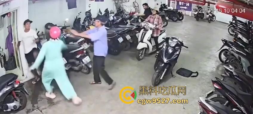 越南停车场一纹身男挑衅一女生,没想到的是女生是练MMA,纹身男被暴揍倒地不起,这哥们可真是踢到钢板了!-3