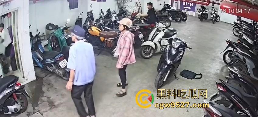 越南停车场一纹身男挑衅一女生,没想到的是女生是练MMA,纹身男被暴揍倒地不起,这哥们可真是踢到钢板了!-5