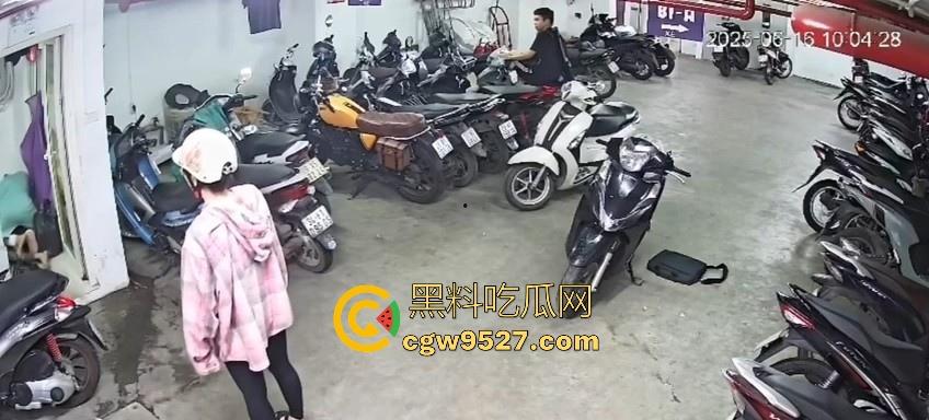 越南停车场一纹身男挑衅一女生,没想到的是女生是练MMA,纹身男被暴揍倒地不起,这哥们可真是踢到钢板了!-6