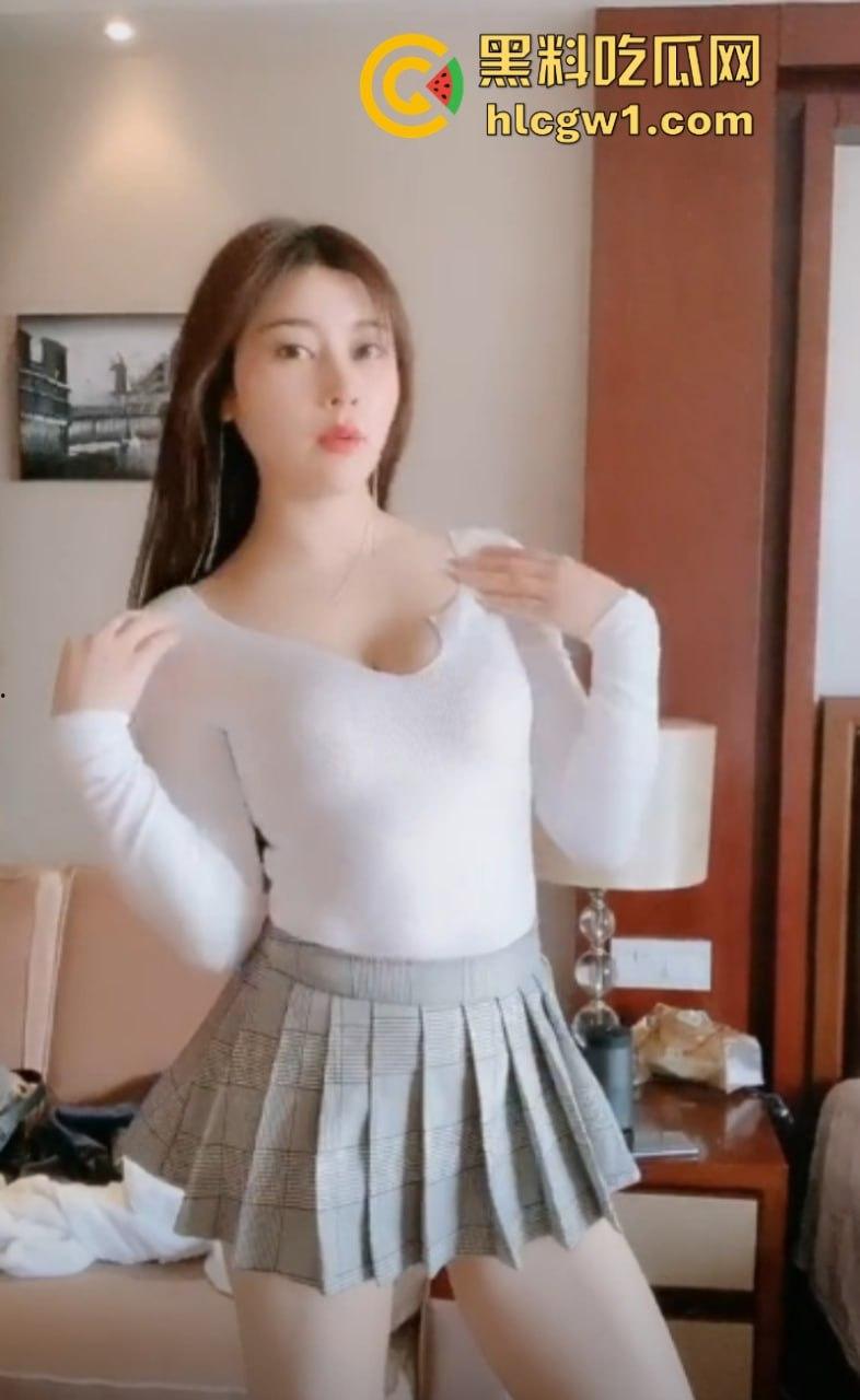 抖音高颜网红【我就是太阳】大小号双开勾引金主并售卖福利私拍 白嫩身姿真够人养眼!-6