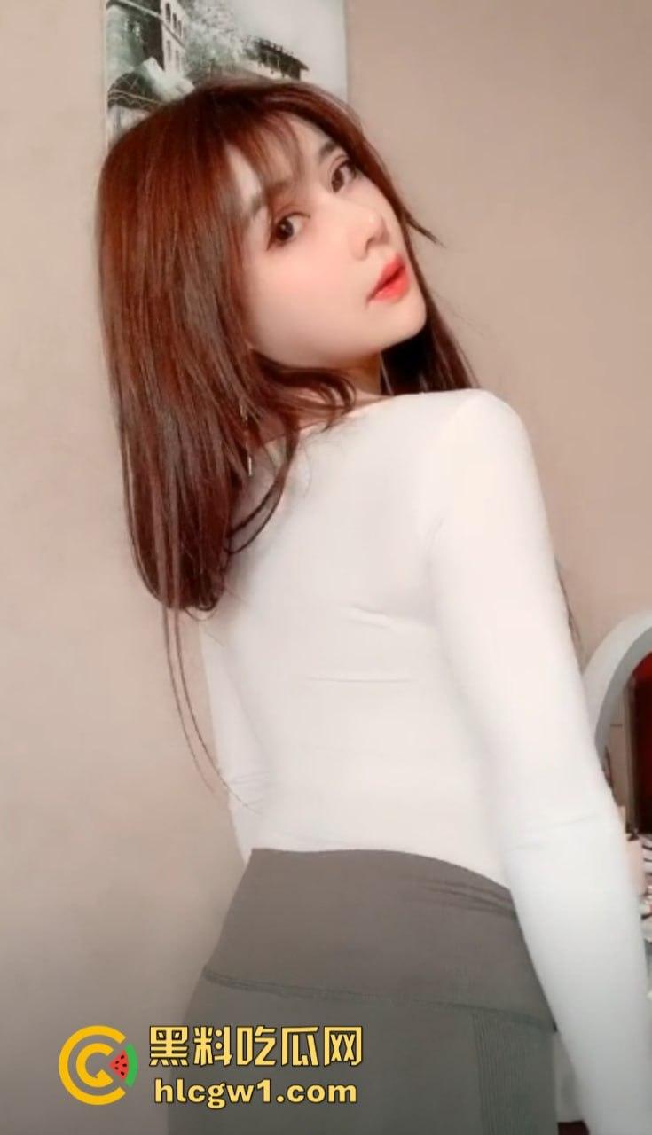 抖音高颜网红【我就是太阳】大小号双开勾引金主并售卖福利私拍 白嫩身姿真够人养眼!-7