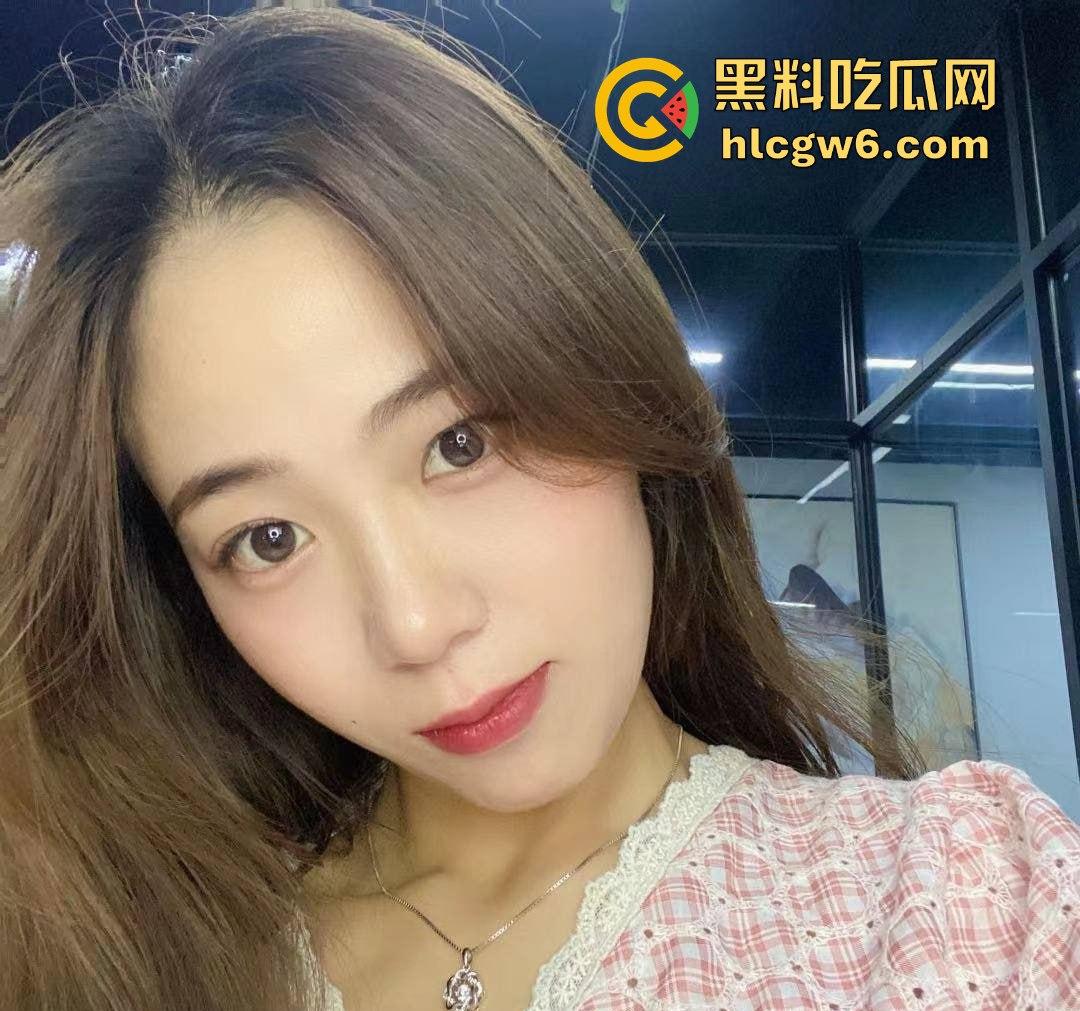 河北【张佳彤】清纯脸下的骚劲炸裂，图书馆偷玩一发，安静环境掩不住欠操的心，清纯反差简直绝了！-8