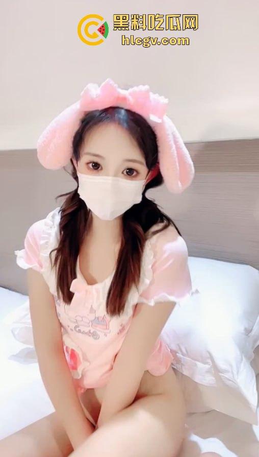 广西清纯厂妹【胡小宁】下海变身母狗!大叔暴操粉穴嫩妹,颜值稚嫩却毫无保留掰腿狂插!-2