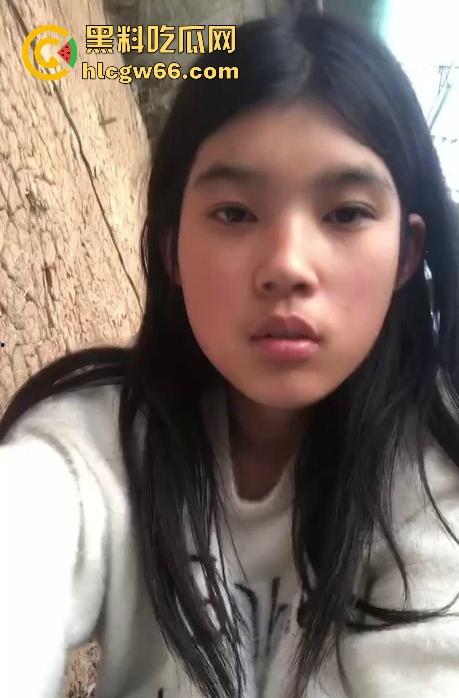 广西农村学生妹 付辛琳 遭金主远程调教 在自家菜地里惊险裸奔的视频被曝光 任务完成度很高！-3