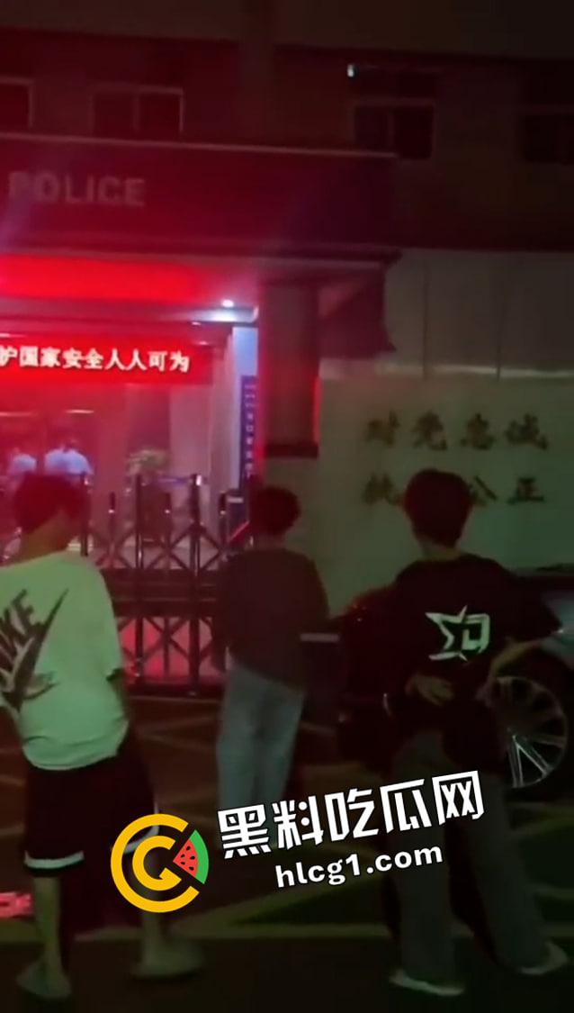广州精神小伙警察局堵着警察打 倒反天罡 广州精神小伙上大分 快手被删视频流出-1