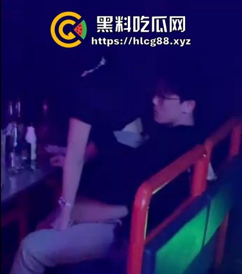 辽油三高『王庸昊』盘锦布车酒吧操白丝女,被隔壁捉偷拍,微信群疯传!-6