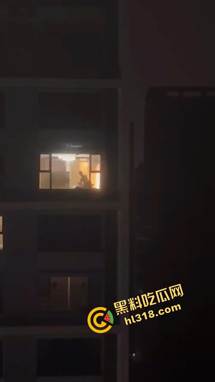 夜深人静窗前爆操不拉窗帘,灯火通明全楼观影,隔壁妹子都看傻了,就喜欢你们这种不避嫌的刺激感!-11