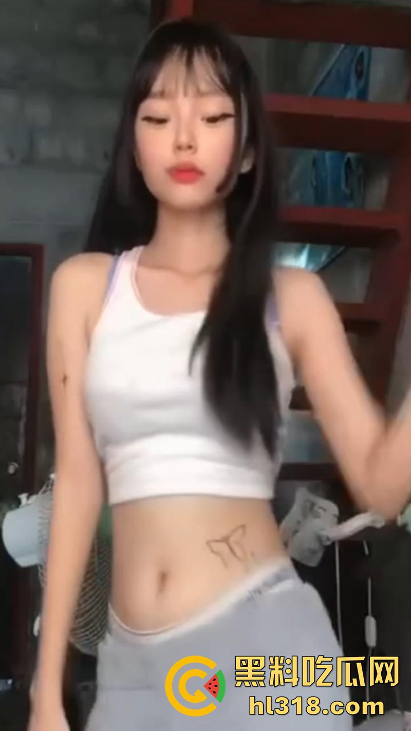 这是来显摆的吧！瓜友投稿新约的高颜值小美女，身材纤细美腿修长，翘臀美乳看着就欠操！