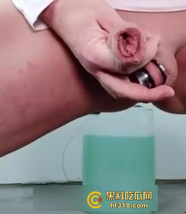 男人必看!国外猛男鸡鸡边长训练,挂30斤水桶将其拉长,每天三练每次两组,哥们是真的猛!-8