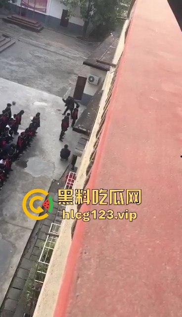老师手太狠！学生惨遭暴力体罚，简直不是打人，是打出仇来了！