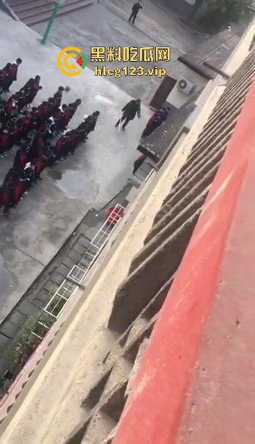 老师手太狠!学生惨遭暴力体罚,简直不是打人,是打出仇来了!-7