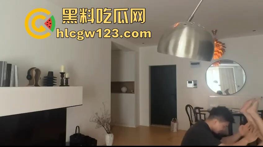 异地情侣民宿相见 包都还没放下就见面先舔一下 独特的见面方式 第三次世界大战一触即发!-5