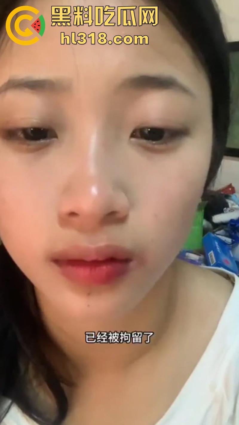 广东茂名化州擦边女被猥亵，穿性感吊带裙江边跳舞，被大叔发现直接上手摸臀猥亵，看来大爷憋不住了啊！