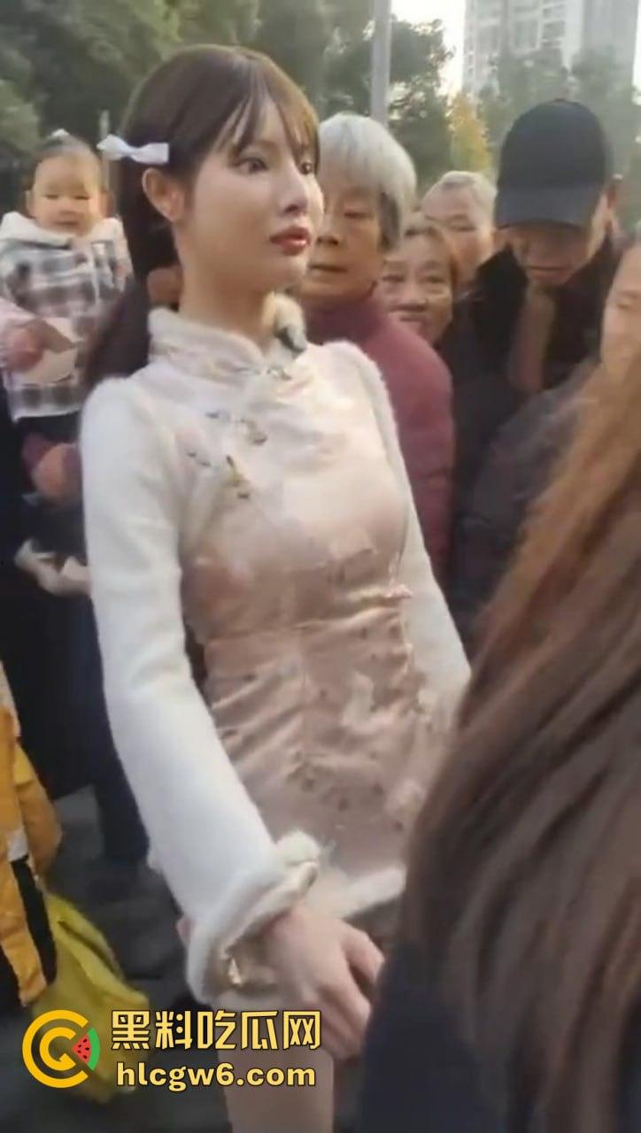 成都街头惊现高仿真女机器人 质感逼真颜值满分 大妈大爷当场看懵 五姑娘快退休了 野鸡逼价要崩盘了！