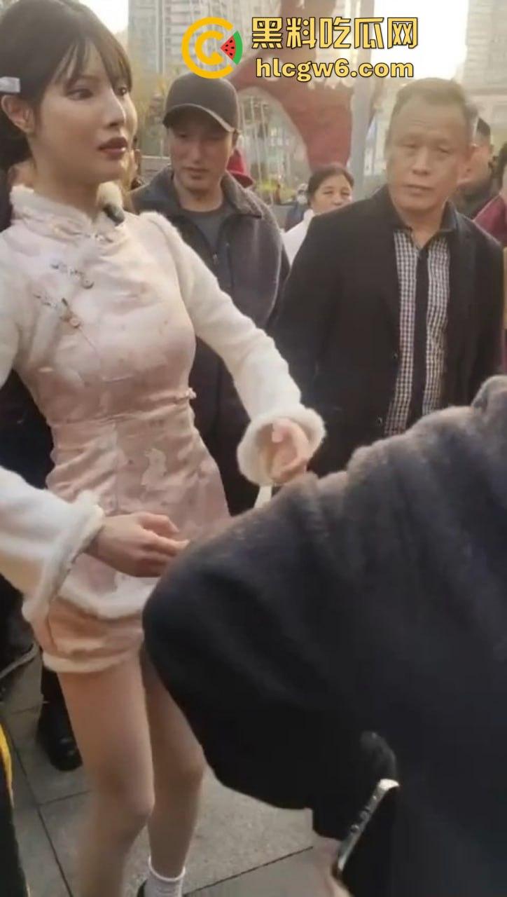 成都街头惊现高仿真女机器人 质感逼真颜值满分 大妈大爷当场看懵 五姑娘快退休了 野鸡逼价要崩盘了!-5