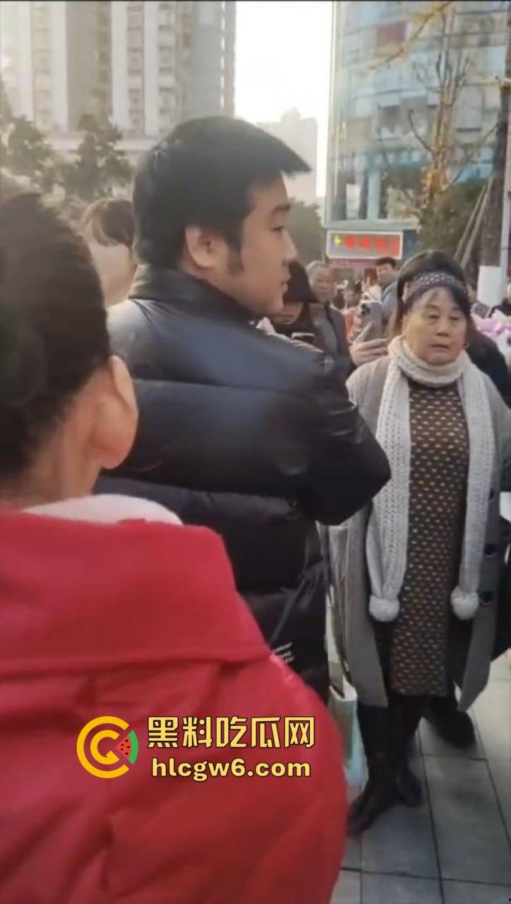 成都街头惊现高仿真女机器人 质感逼真颜值满分 大妈大爷当场看懵 五姑娘快退休了 野鸡逼价要崩盘了!-7