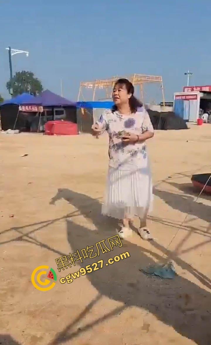 6旬大妈街头吵架全裸求操 肥臀巨乳让年轻小伙瞠目结舌乖乖溜走， 大妈骚操作惊呆路人-6