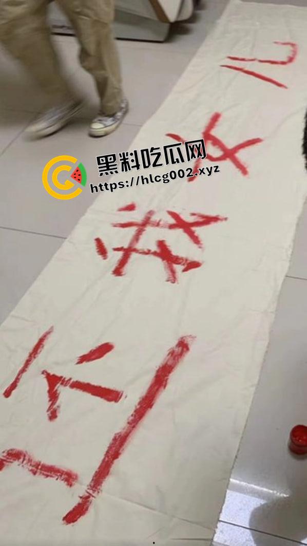 南通大巴车祸事件后续!官方通告隐瞒死亡事实 孩子父母被隐瞒孩子死亡消息 特警维稳不准送花 三观震碎的后续处理-5