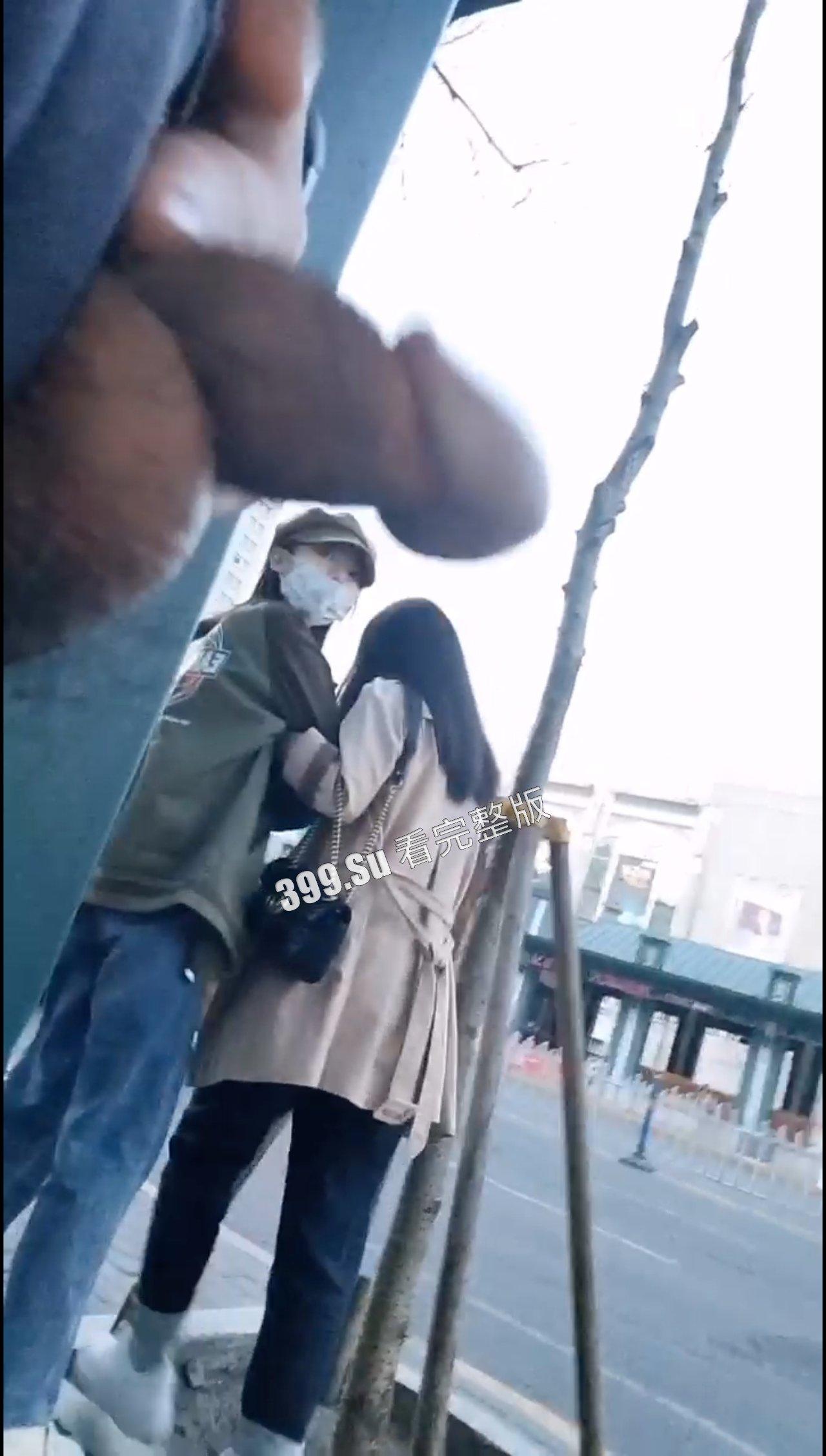 国产大变态街射 小鸡吧都快要递到人家嘴边了 给小仙女们吓的一激灵-2