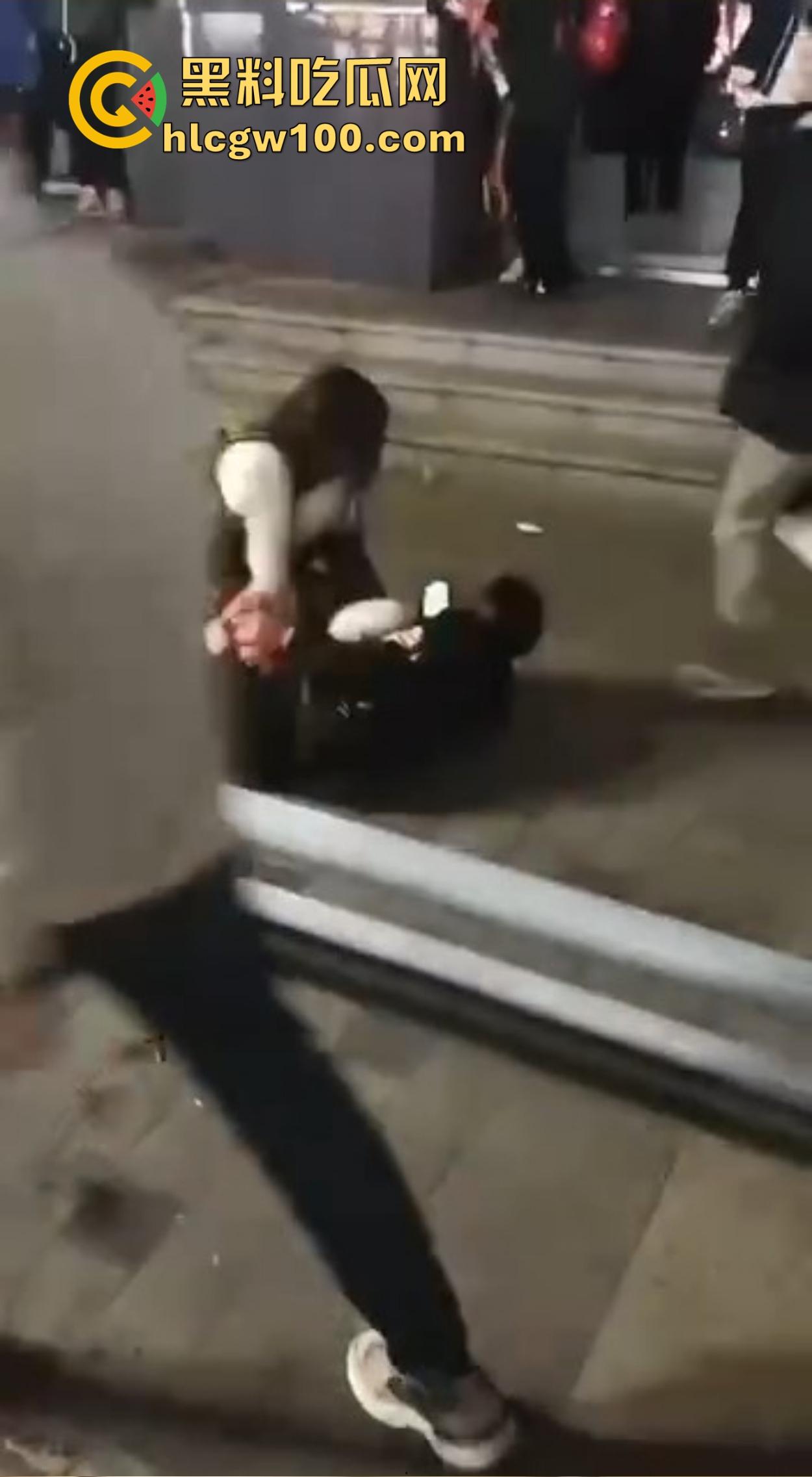 渭南吾悦广场上演新年第一刀 女子发现老公跨年聊骚 当街怒拿水果刀三刀见血 警察赶到直接按翻在地!-3