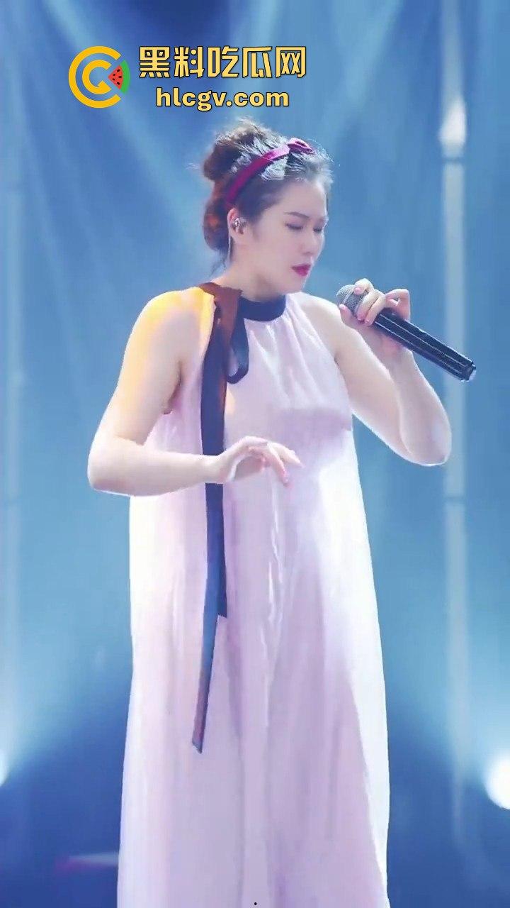 背光下的硕大果实!主播『王乙翕』真空半透纱裙直播唱歌,擦边操作吸引2万男粉丝,抖音新套路惊呆众人!-11