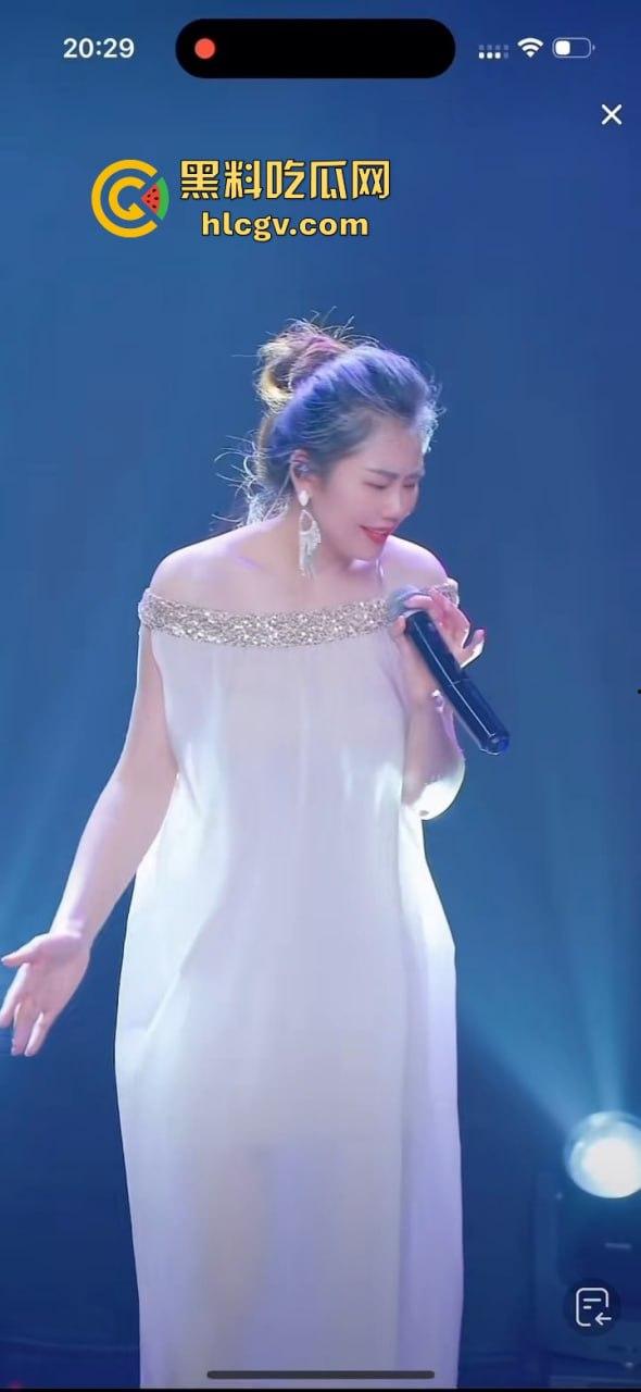 背光下的硕大果实!主播『王乙翕』真空半透纱裙直播唱歌,擦边操作吸引2万男粉丝,抖音新套路惊呆众人!-12