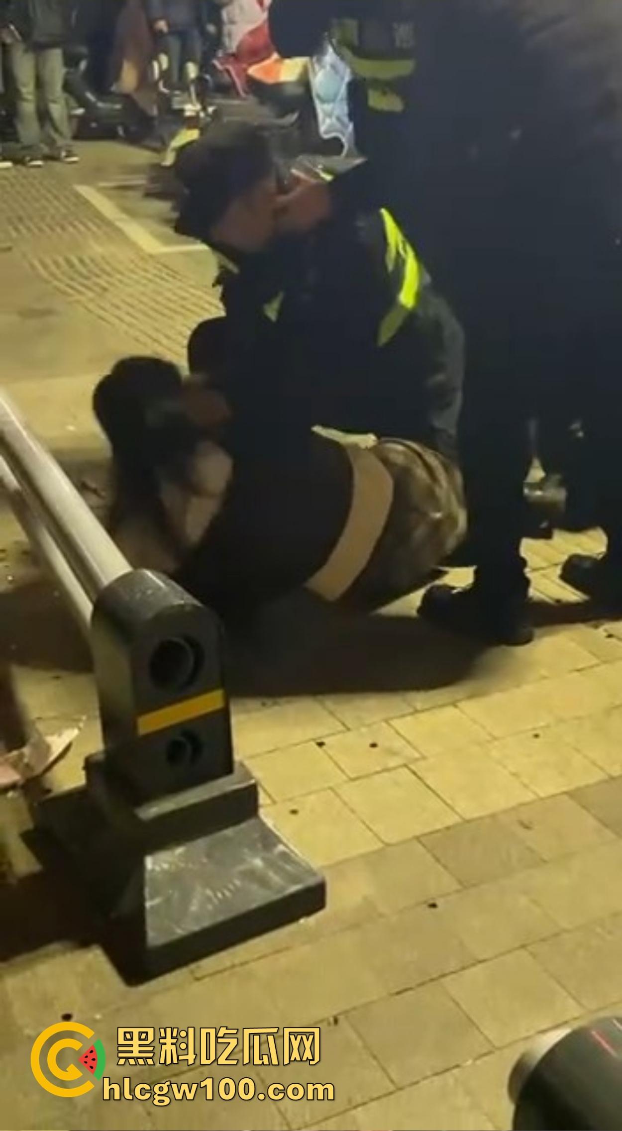 渭南吾悦广场上演新年第一刀 女子发现老公跨年聊骚 当街怒拿水果刀三刀见血 警察赶到直接按翻在地!-7